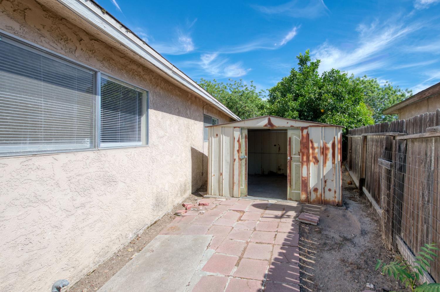 5904 E Pontiac Way, Fresno, CA 93727