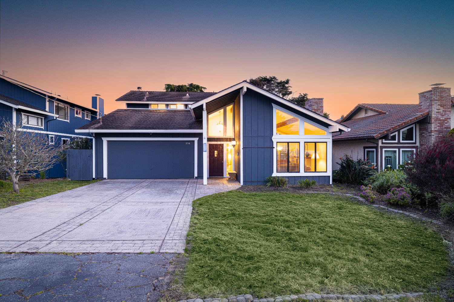 256 6th St, Half Moon Bay, CA 94037