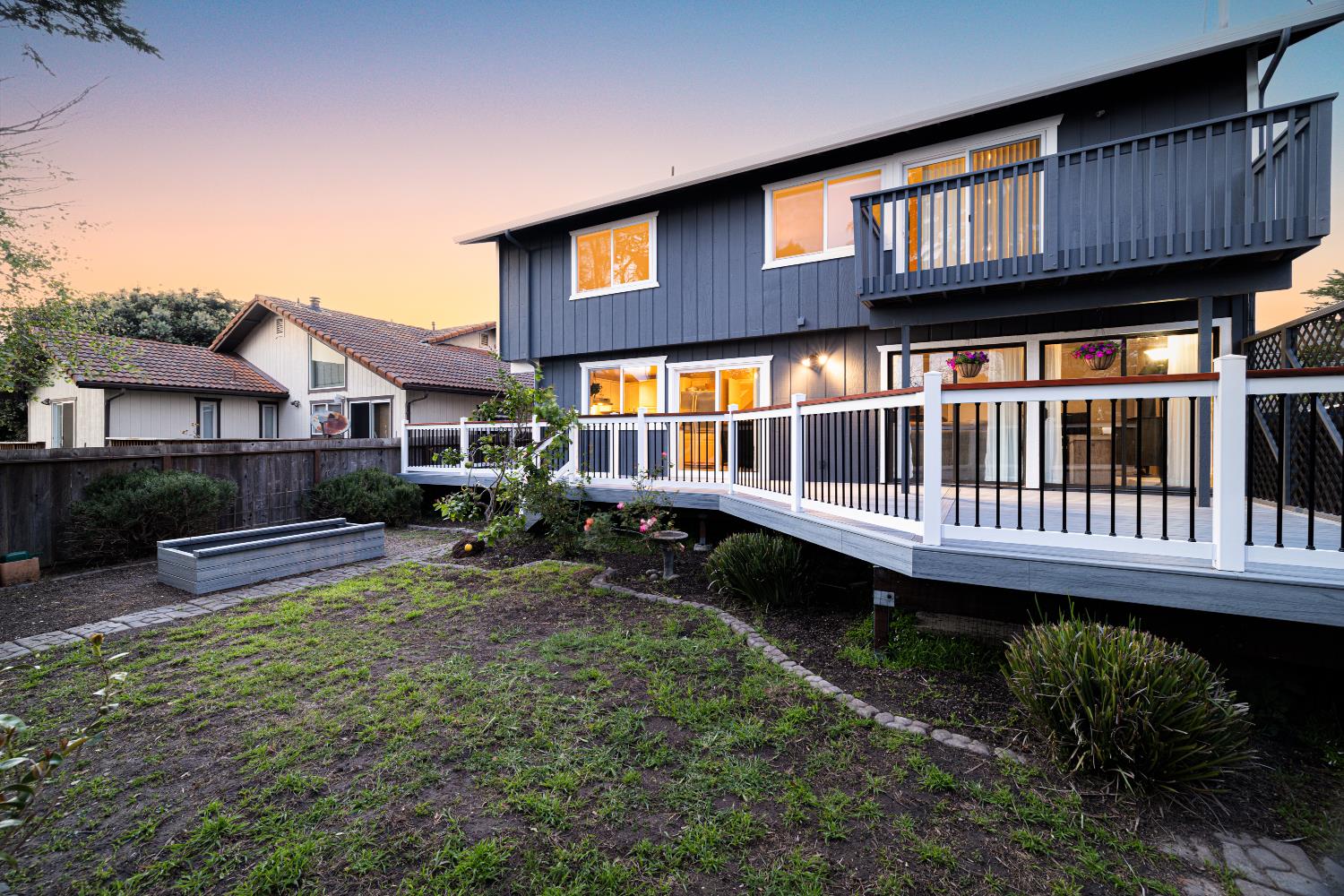 256 6th St, Half Moon Bay, CA 94037