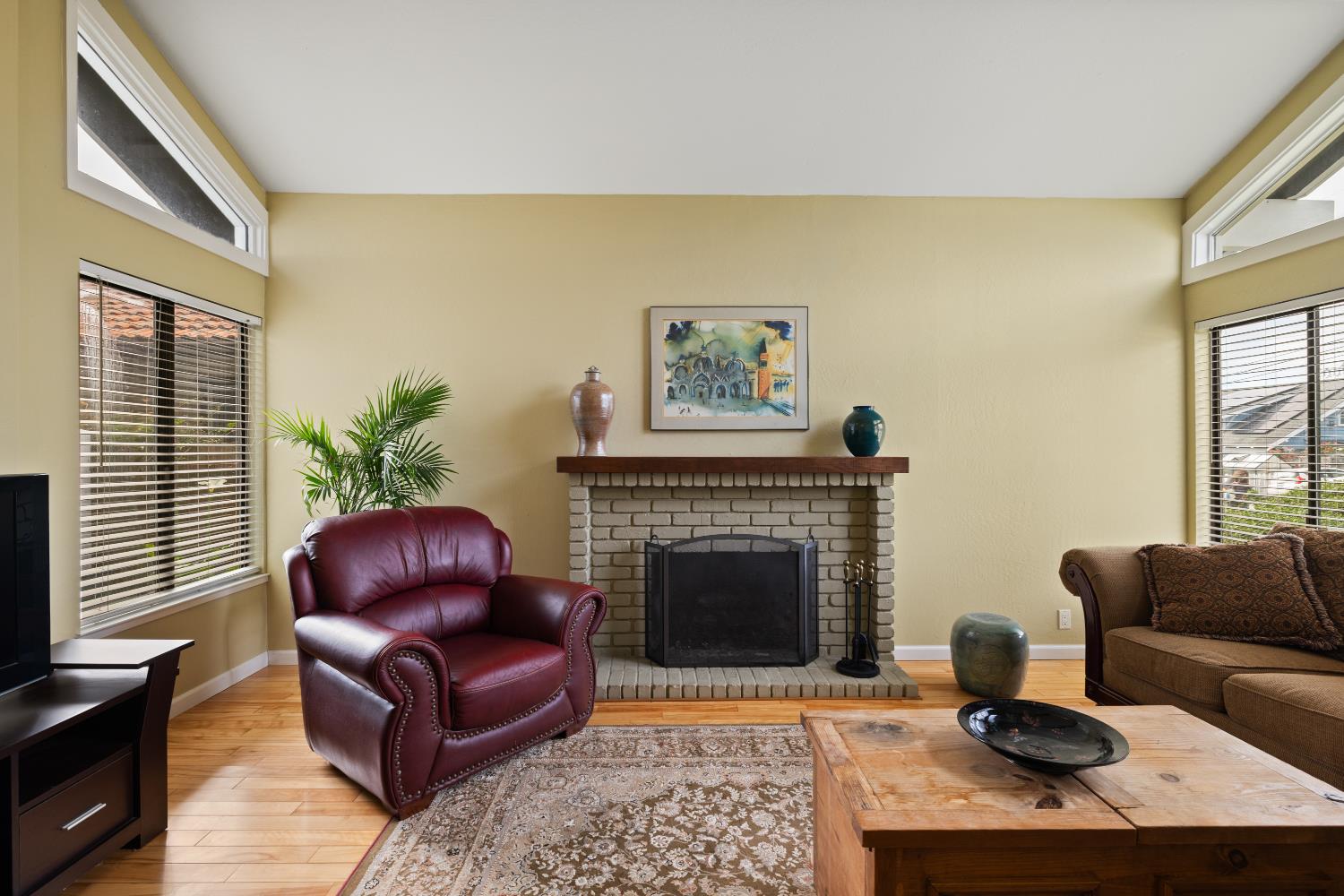 256 6th St, Half Moon Bay, CA 94037