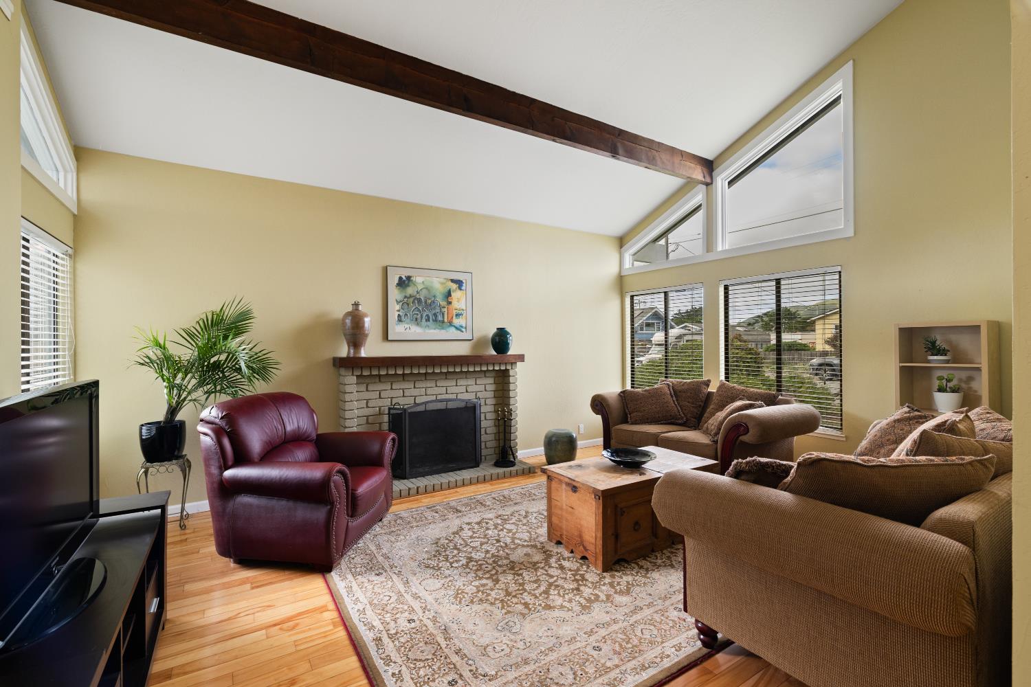 256 6th St, Half Moon Bay, CA 94037