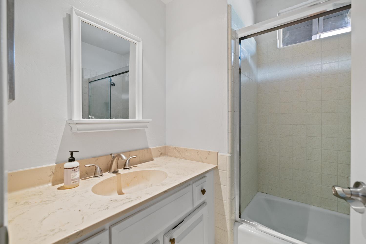 256 6th St, Half Moon Bay, CA 94037