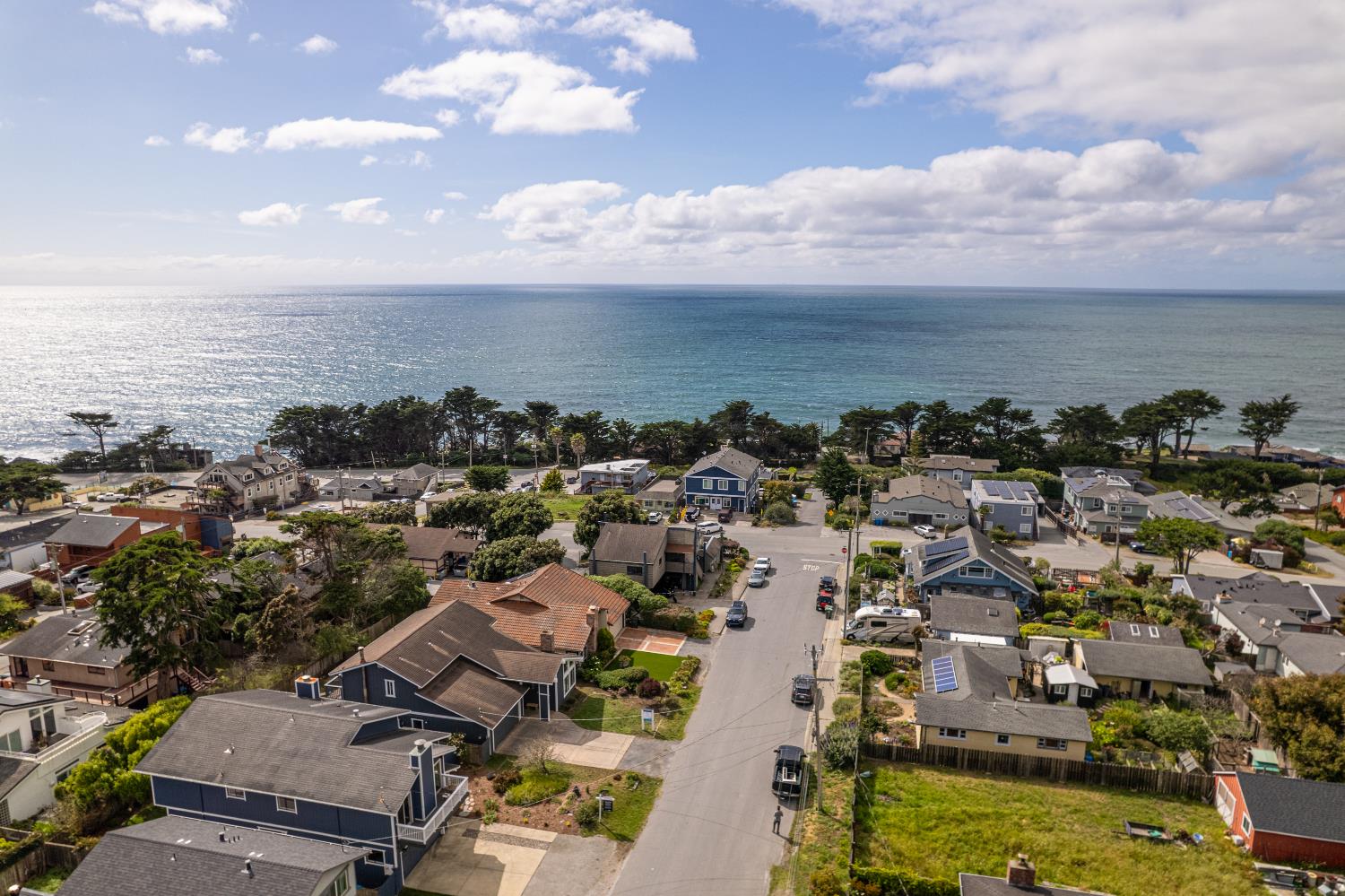 256 6th St, Half Moon Bay, CA 94037