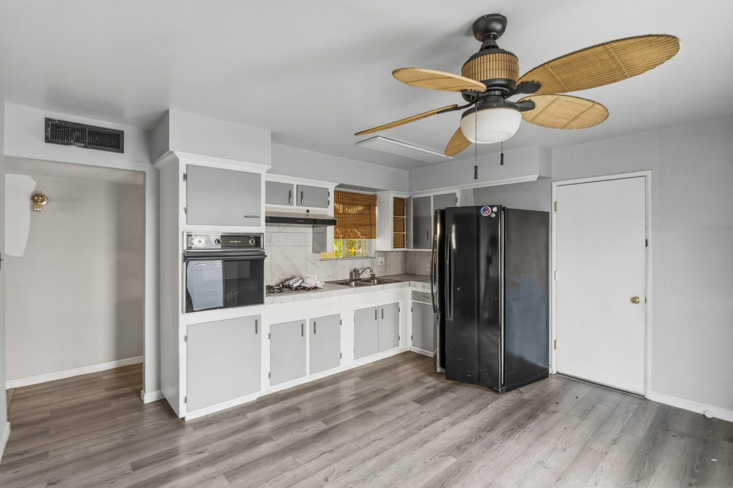 1165 E Malone St, Hanford, CA 93230