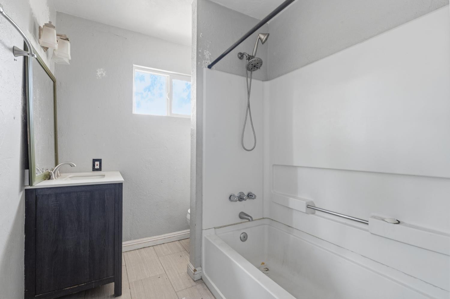 1165 E Malone St, Hanford, CA 93230