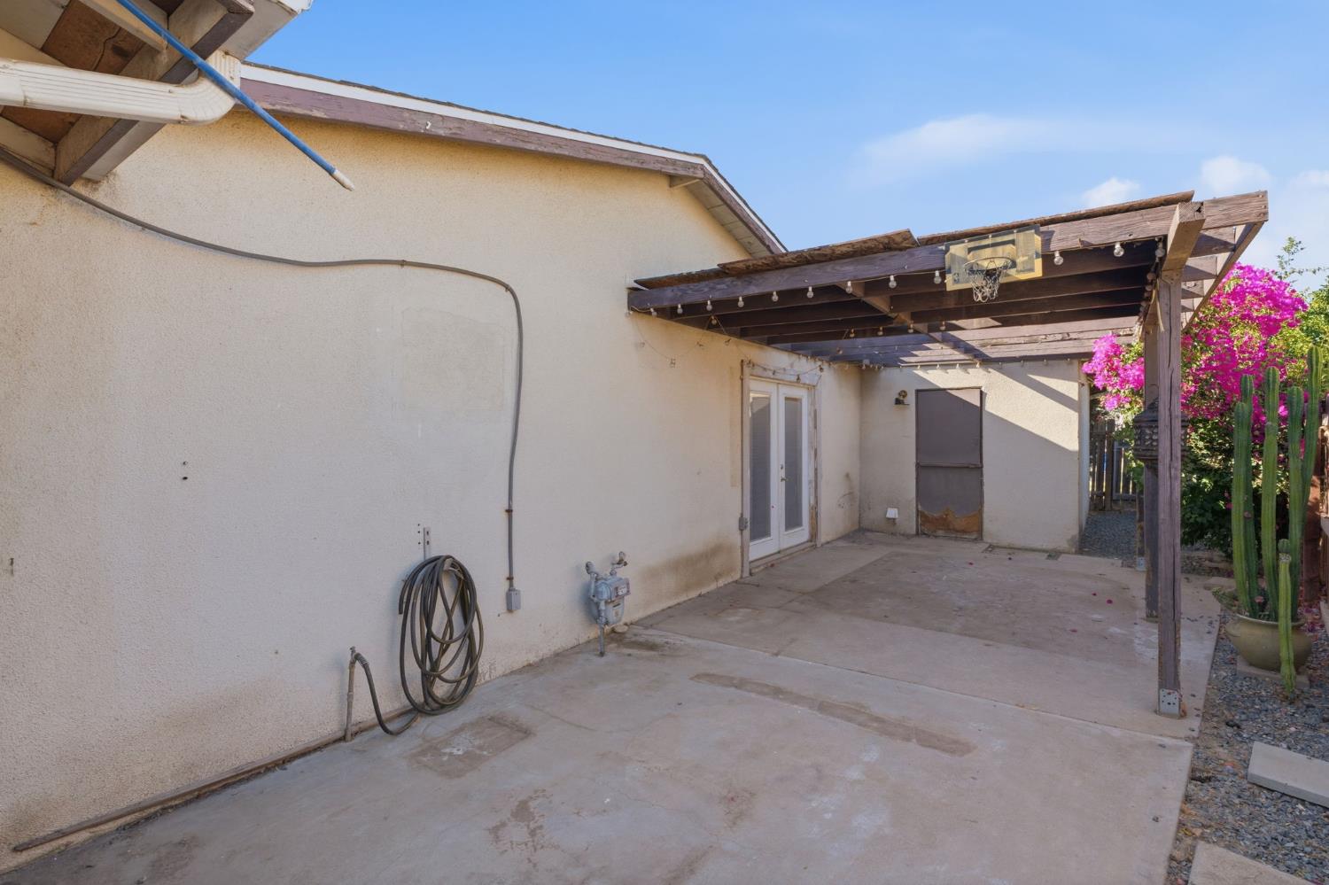 1165 E Malone St, Hanford, CA 93230