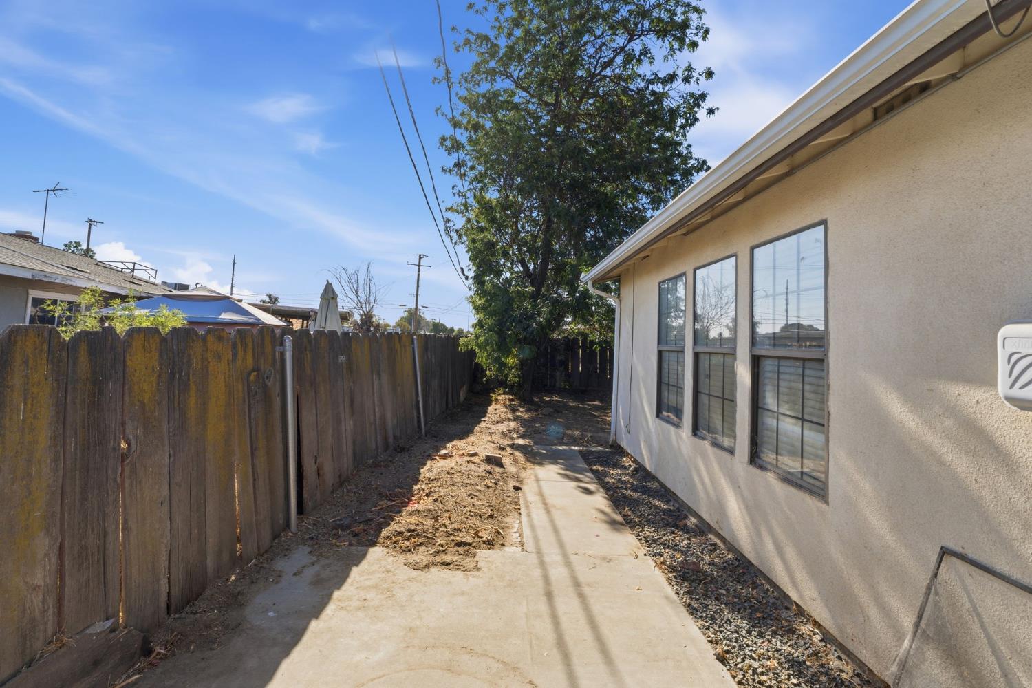1165 E Malone St, Hanford, CA 93230