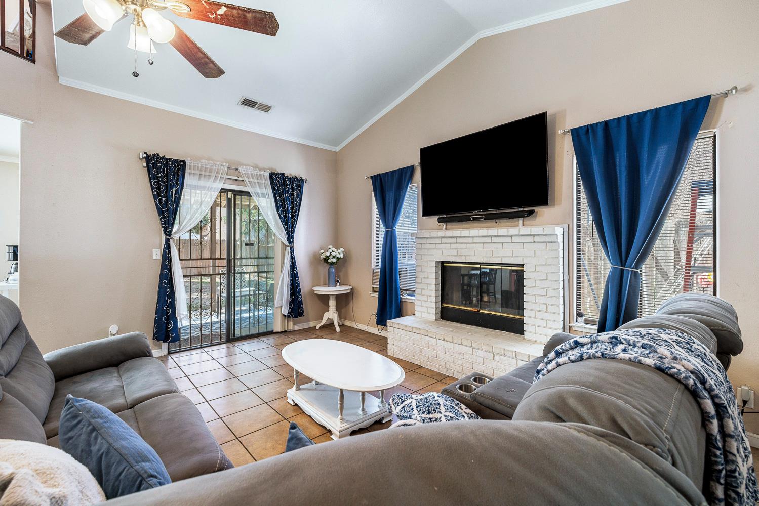 809 Alpha St, Tulare, CA 93274