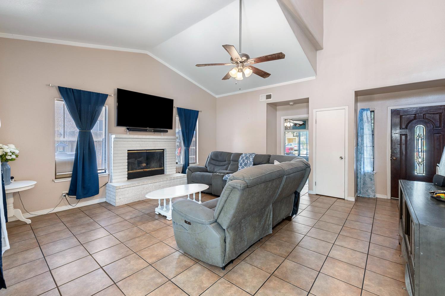 809 Alpha St, Tulare, CA 93274