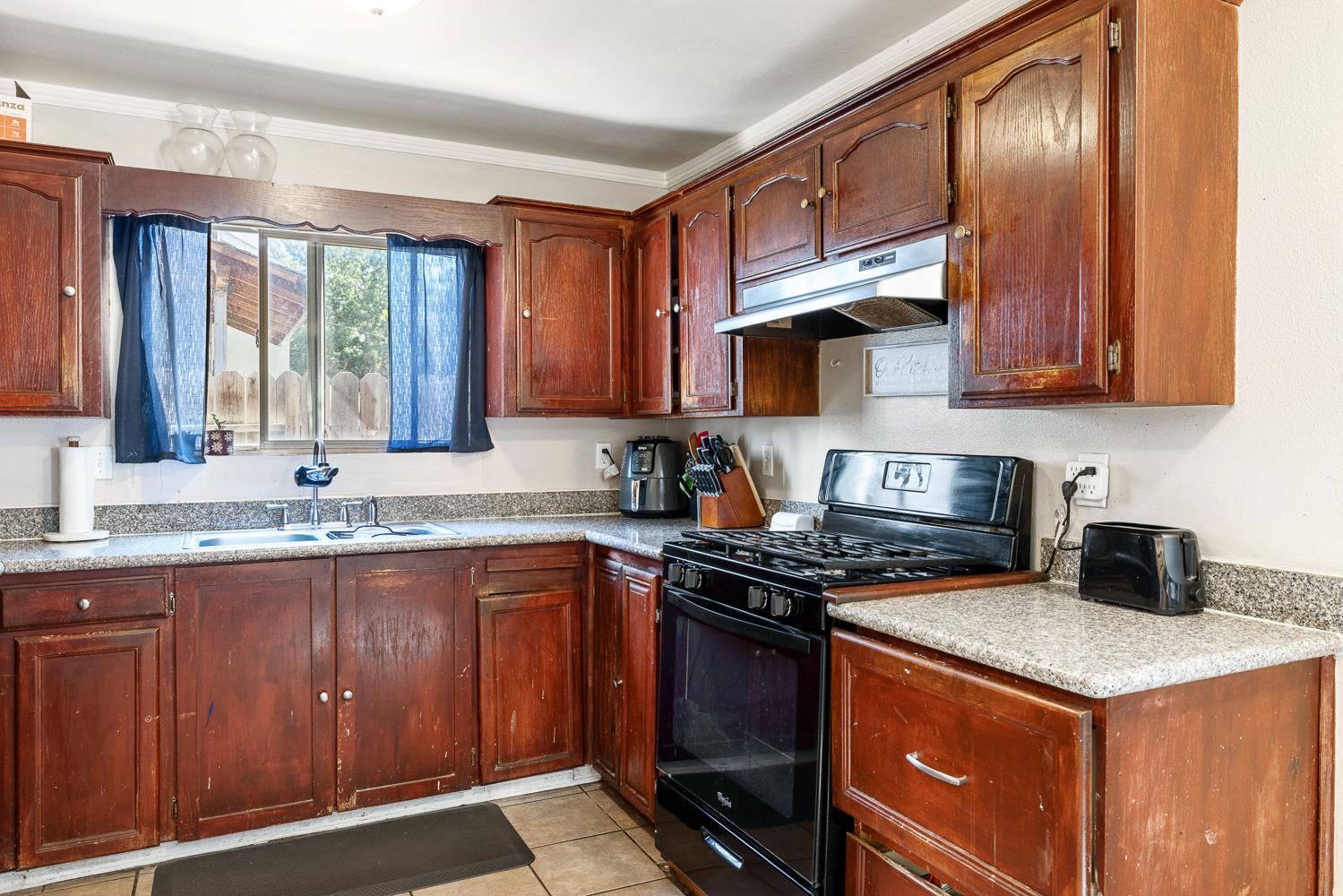 809 Alpha St, Tulare, CA 93274