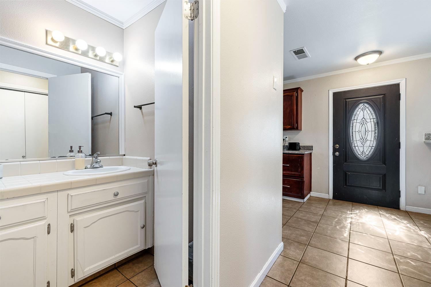 809 Alpha St, Tulare, CA 93274