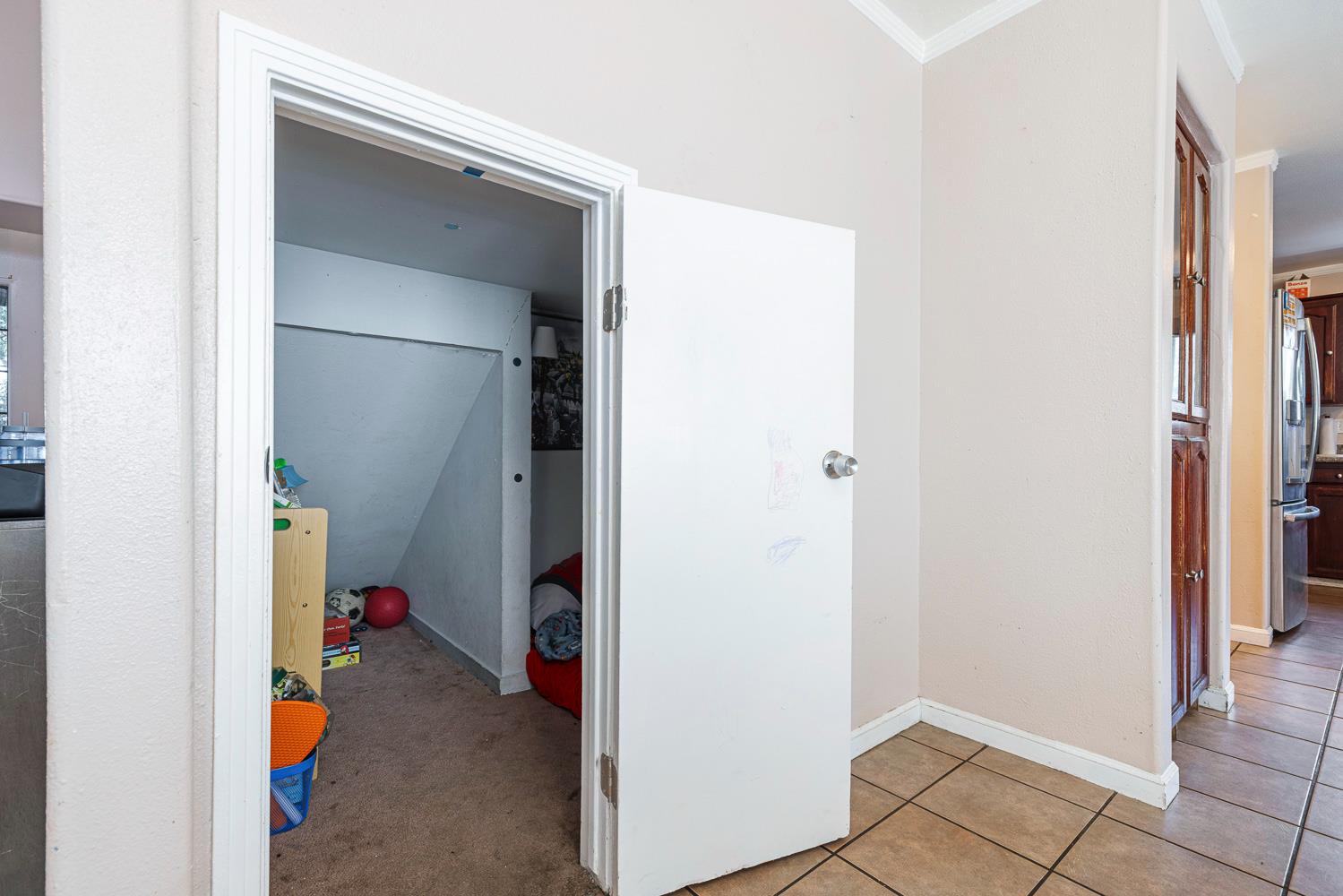 809 Alpha St, Tulare, CA 93274