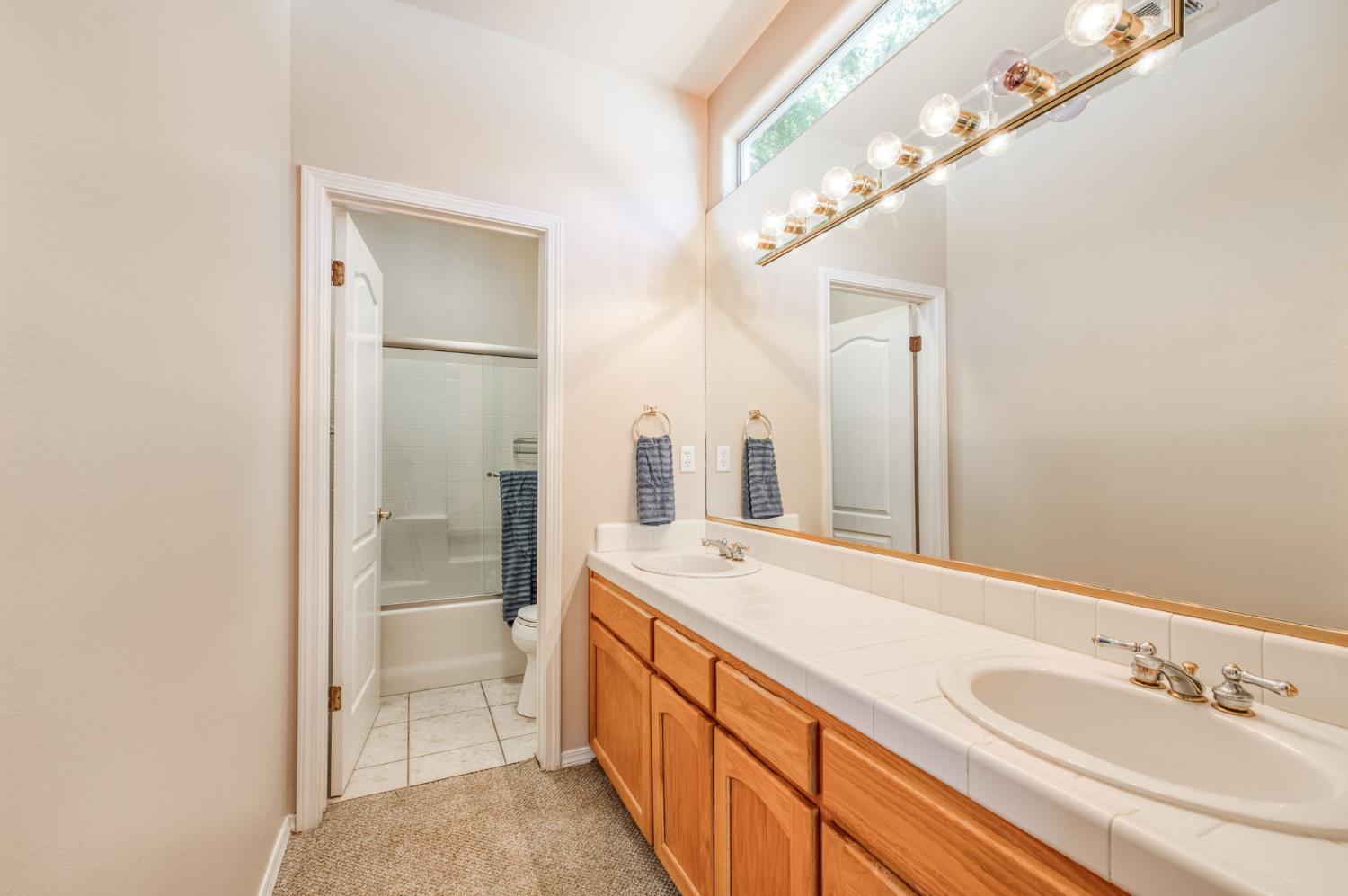 1083 E Monticello Cir, Fresno, CA 93720