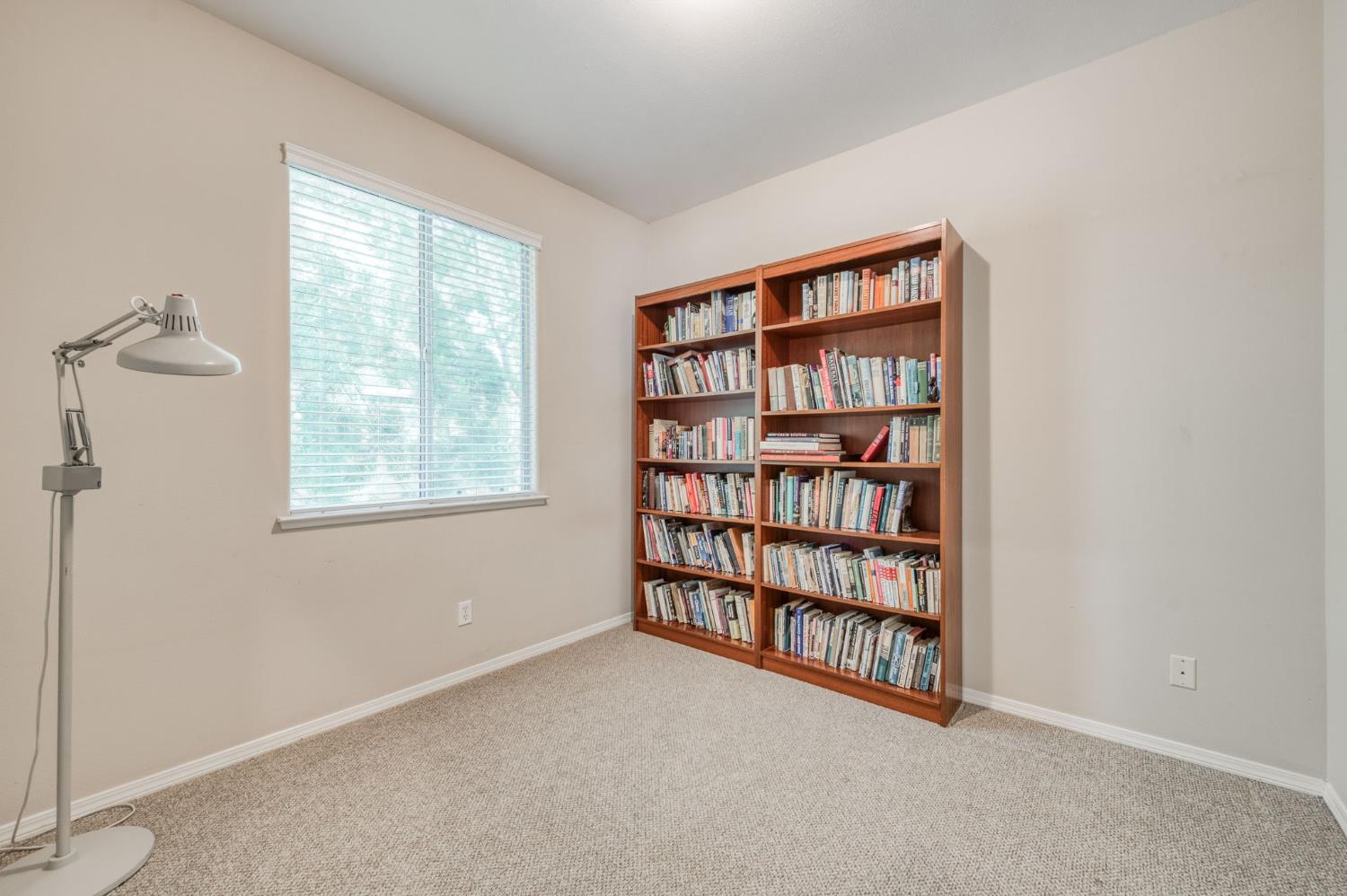 1083 E Monticello Cir, Fresno, CA 93720