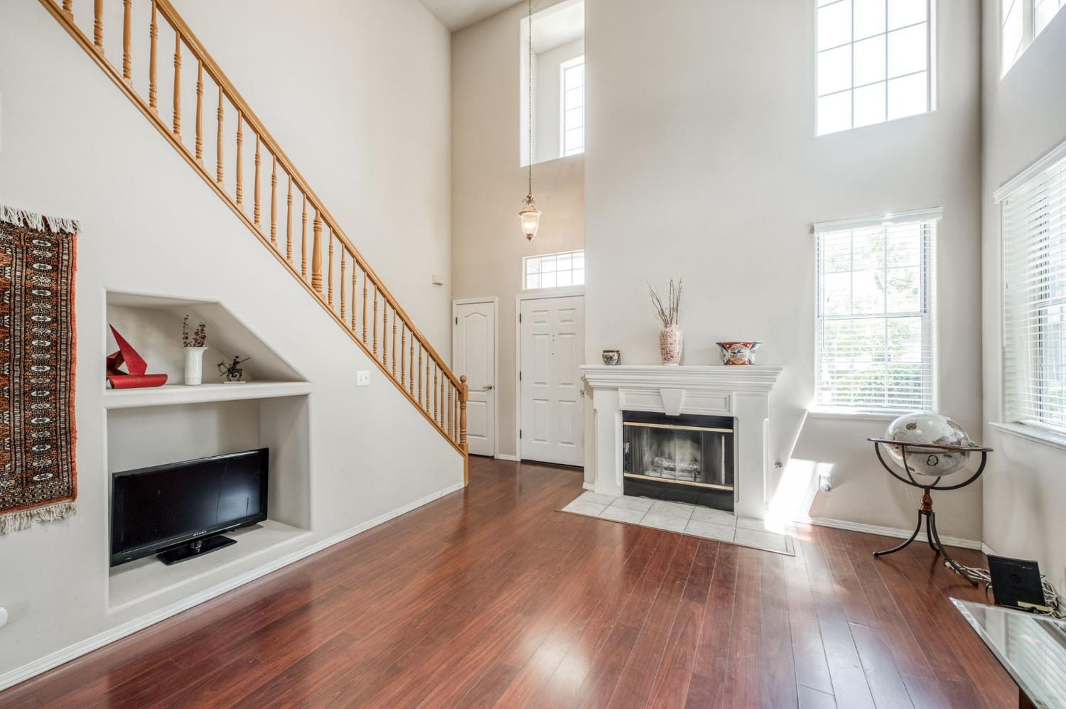 1083 E Monticello Cir, Fresno, CA 93720
