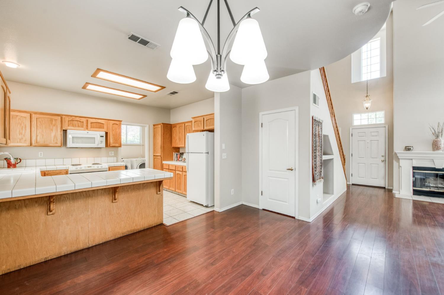 1083 E Monticello Cir, Fresno, CA 93720