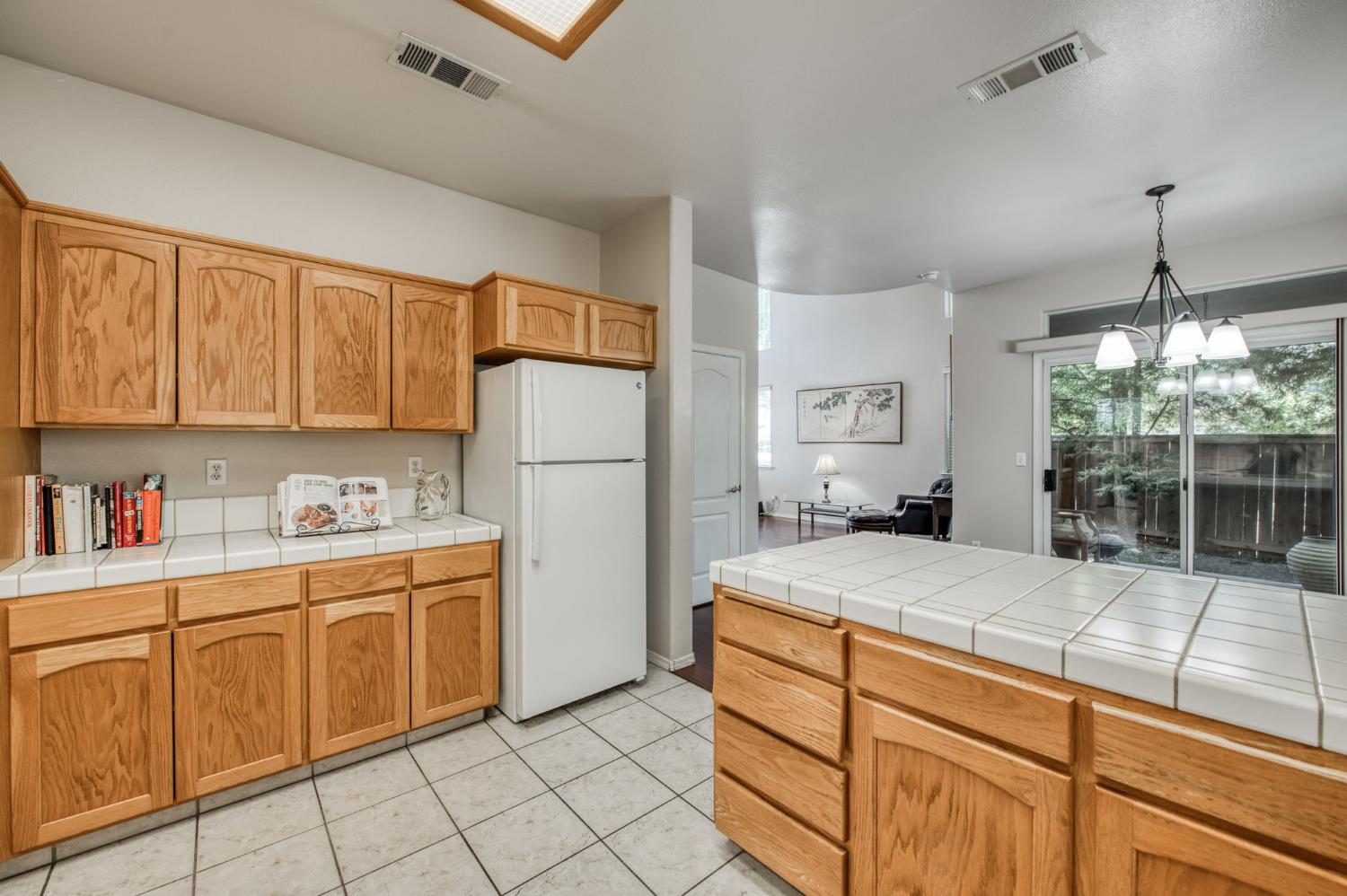 1083 E Monticello Cir, Fresno, CA 93720