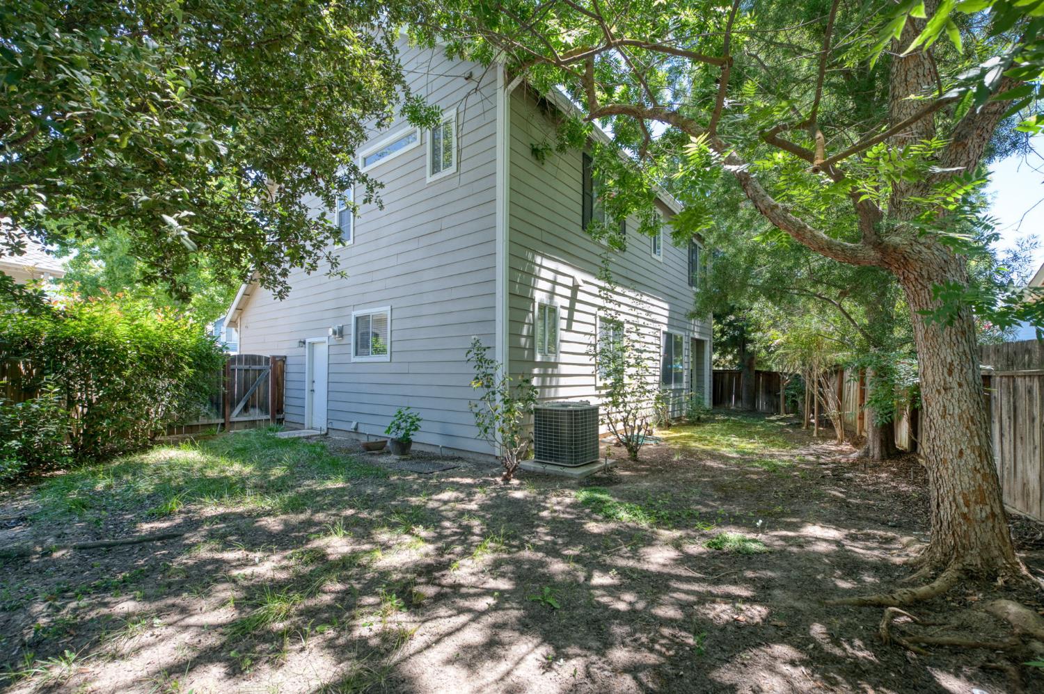 1083 E Monticello Cir, Fresno, CA 93720