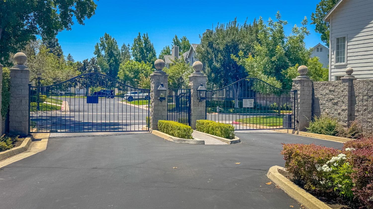 1083 E Monticello Cir, Fresno, CA 93720