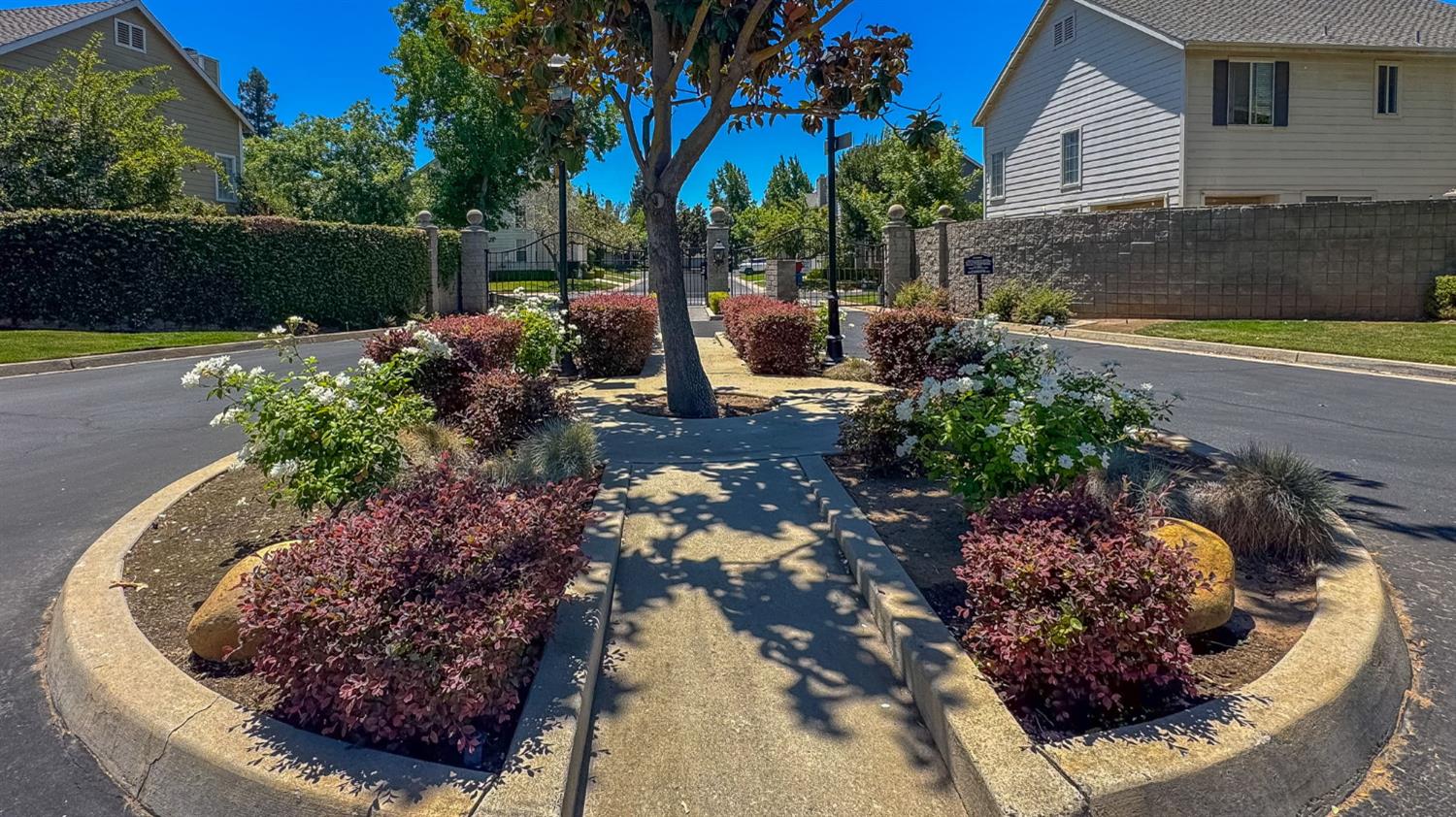1083 E Monticello Cir, Fresno, CA 93720