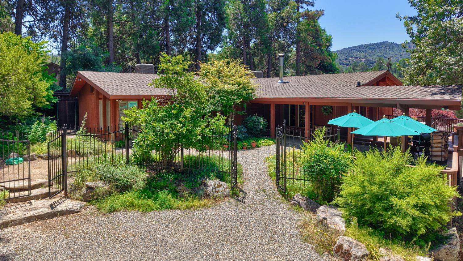 39597 Evergreen Dr, Oakhurst, CA 93644