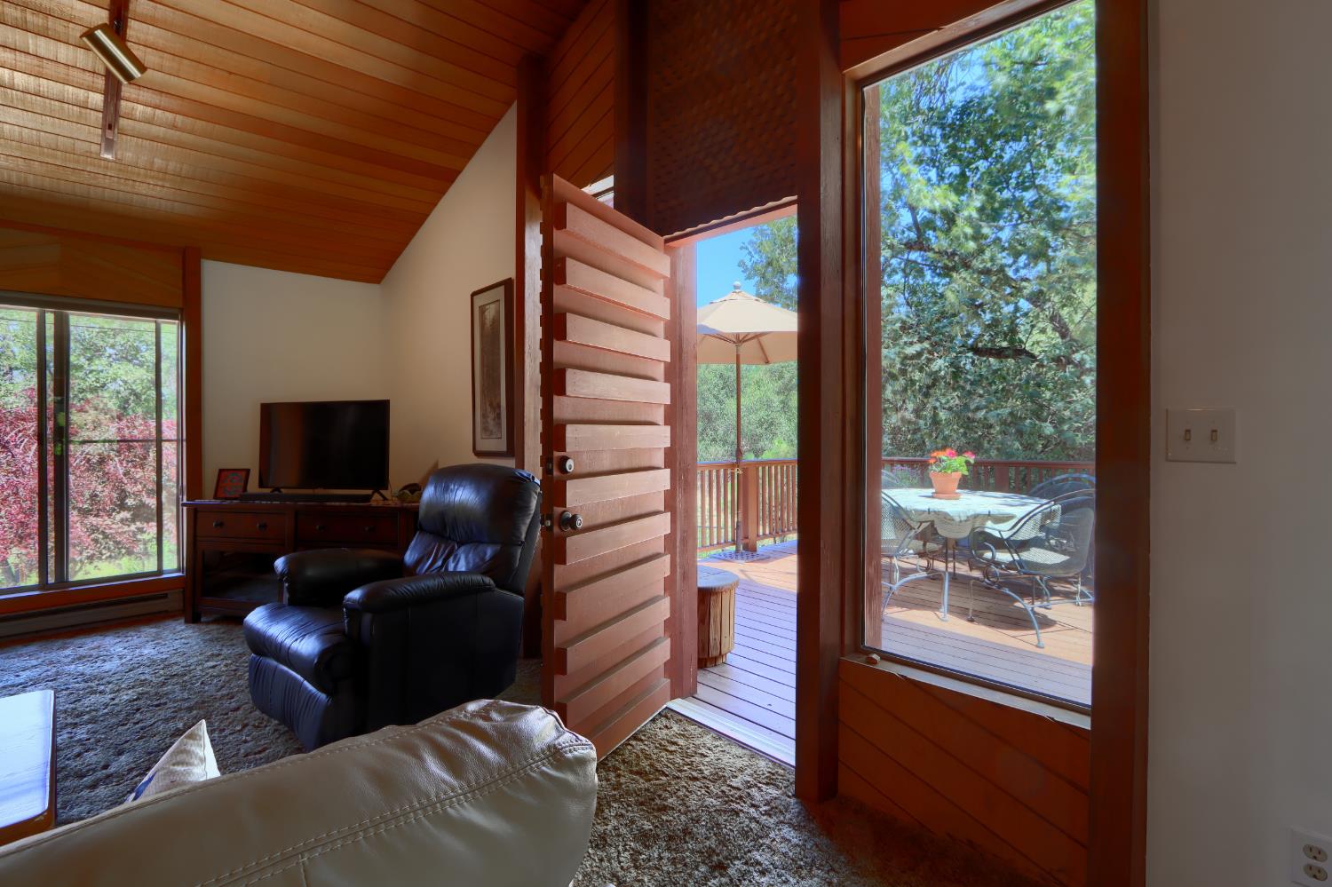 39597 Evergreen Dr, Oakhurst, CA 93644