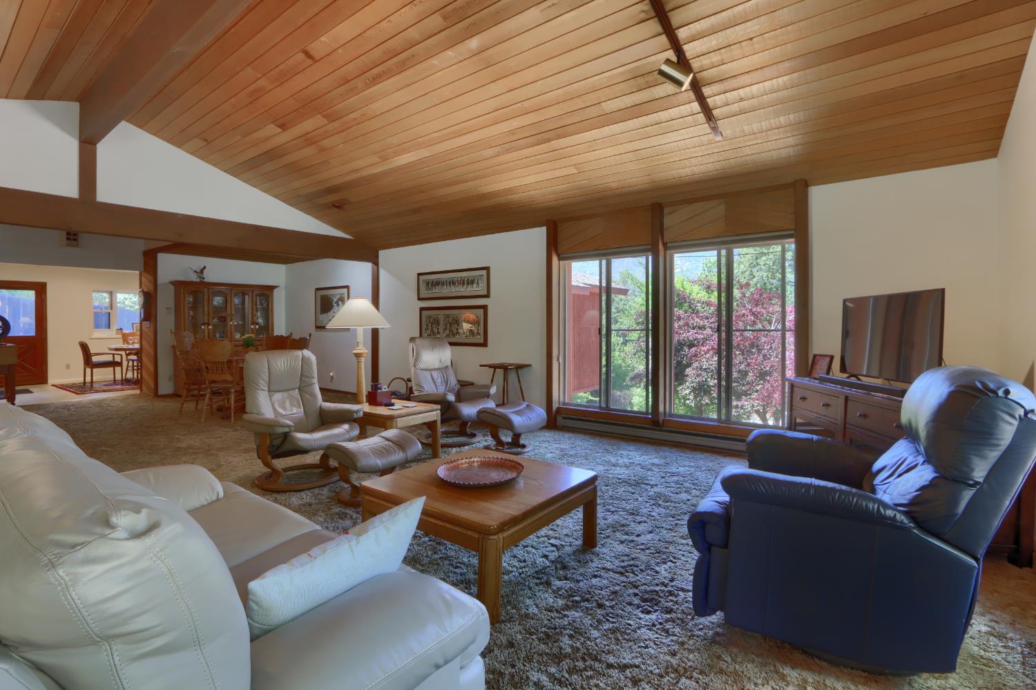 39597 Evergreen Dr, Oakhurst, CA 93644