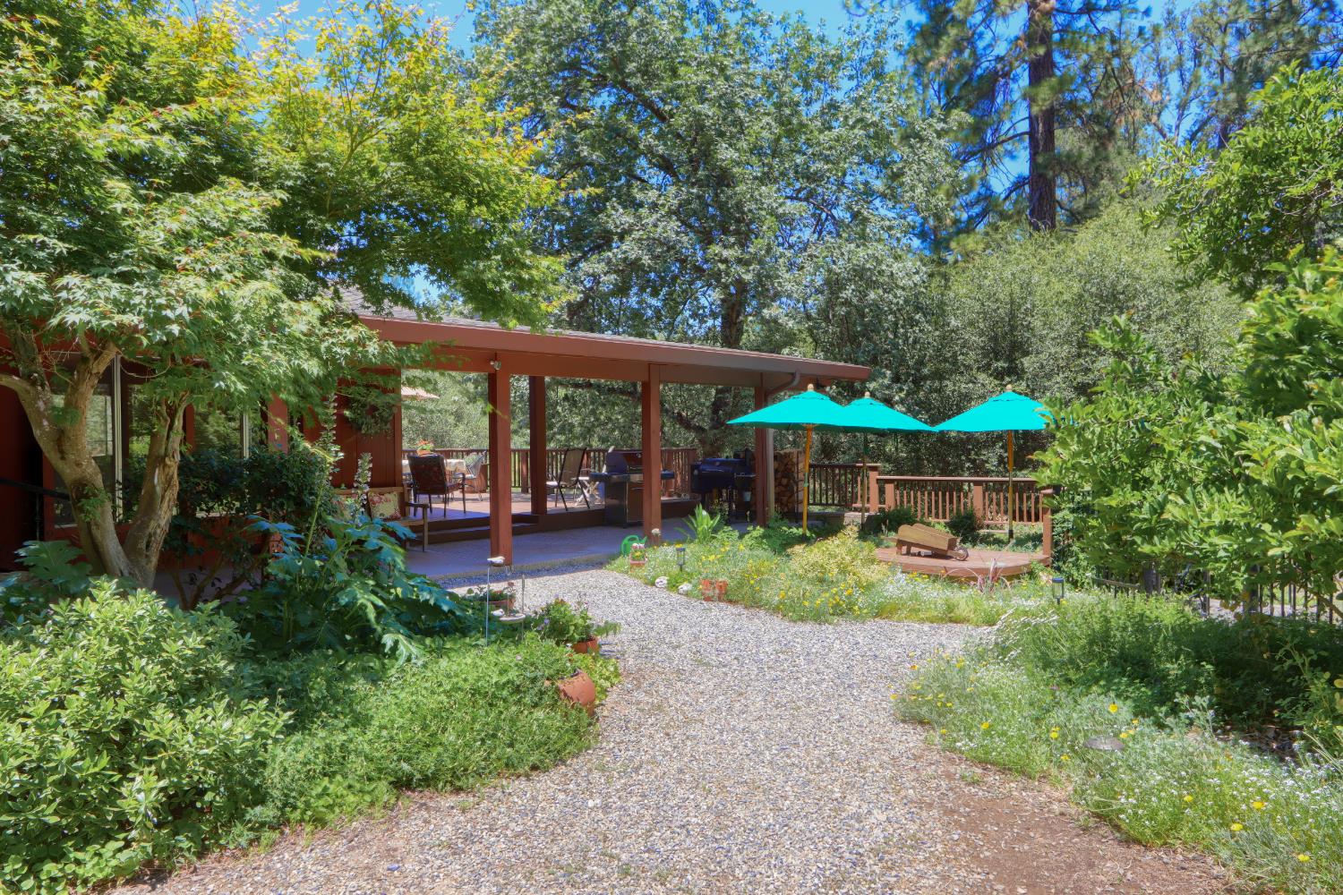 39597 Evergreen Dr, Oakhurst, CA 93644