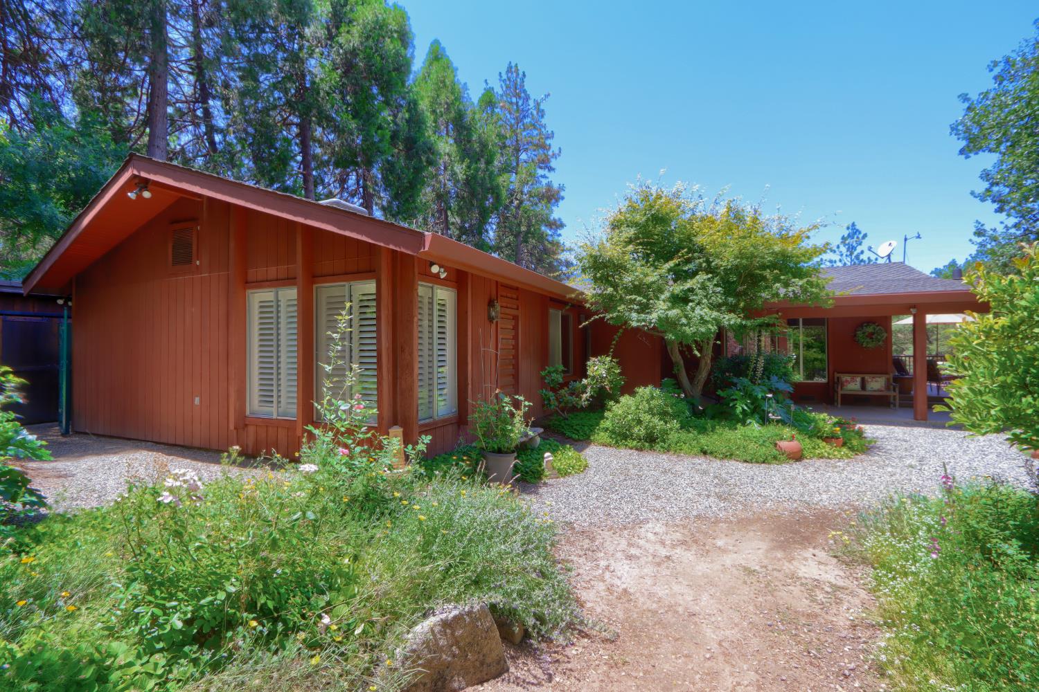 39597 Evergreen Dr, Oakhurst, CA 93644