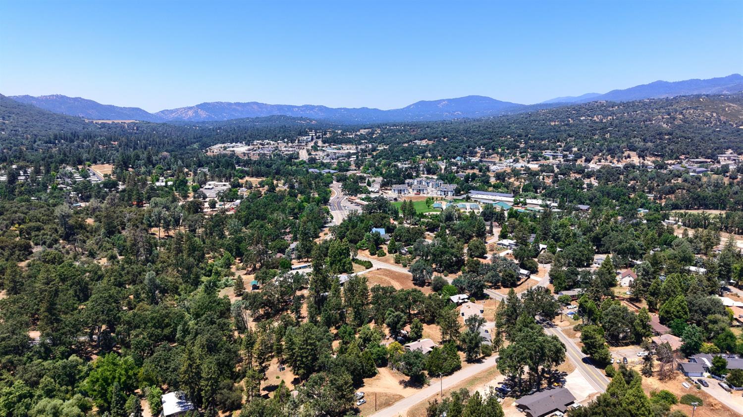 39597 Evergreen Dr, Oakhurst, CA 93644