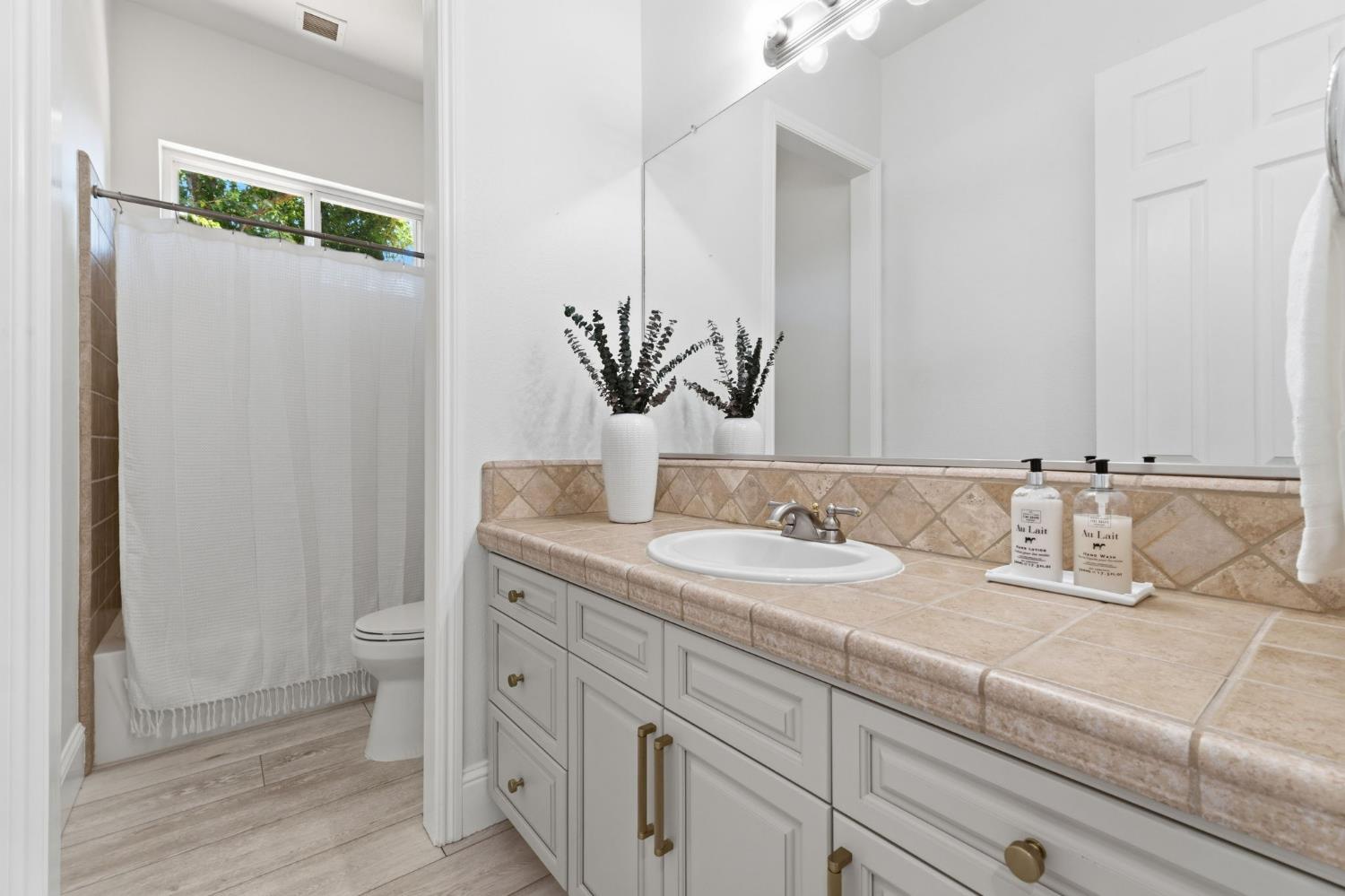 6105 W Los Altos, Fresno, CA 93722