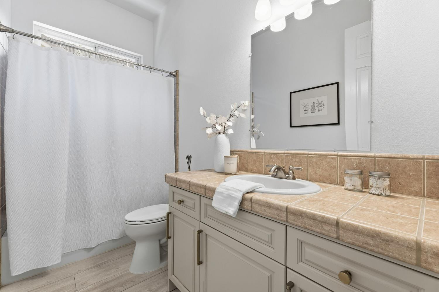6105 W Los Altos, Fresno, CA 93722