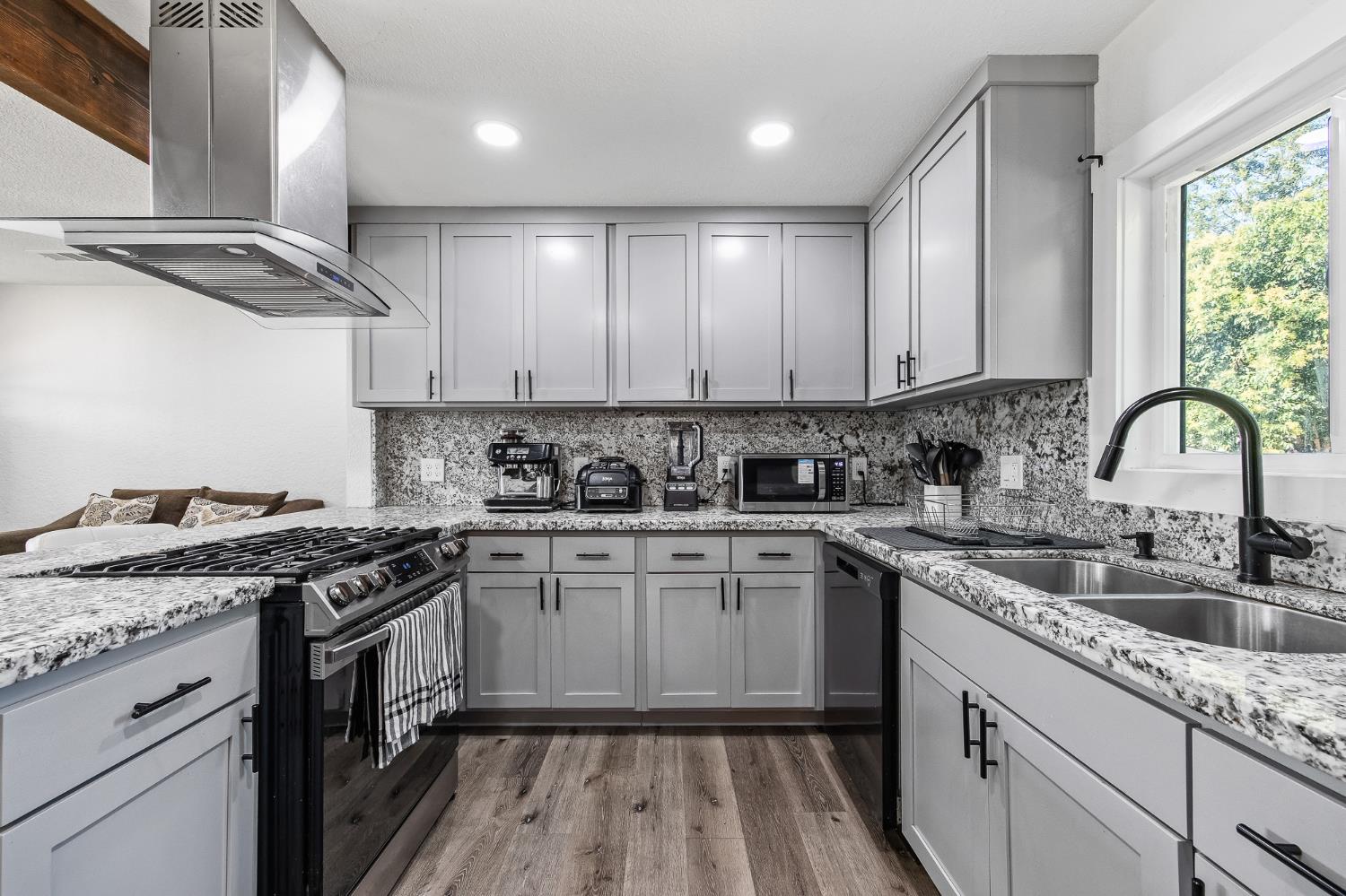 820 S Bradley St, Visalia, CA 93292