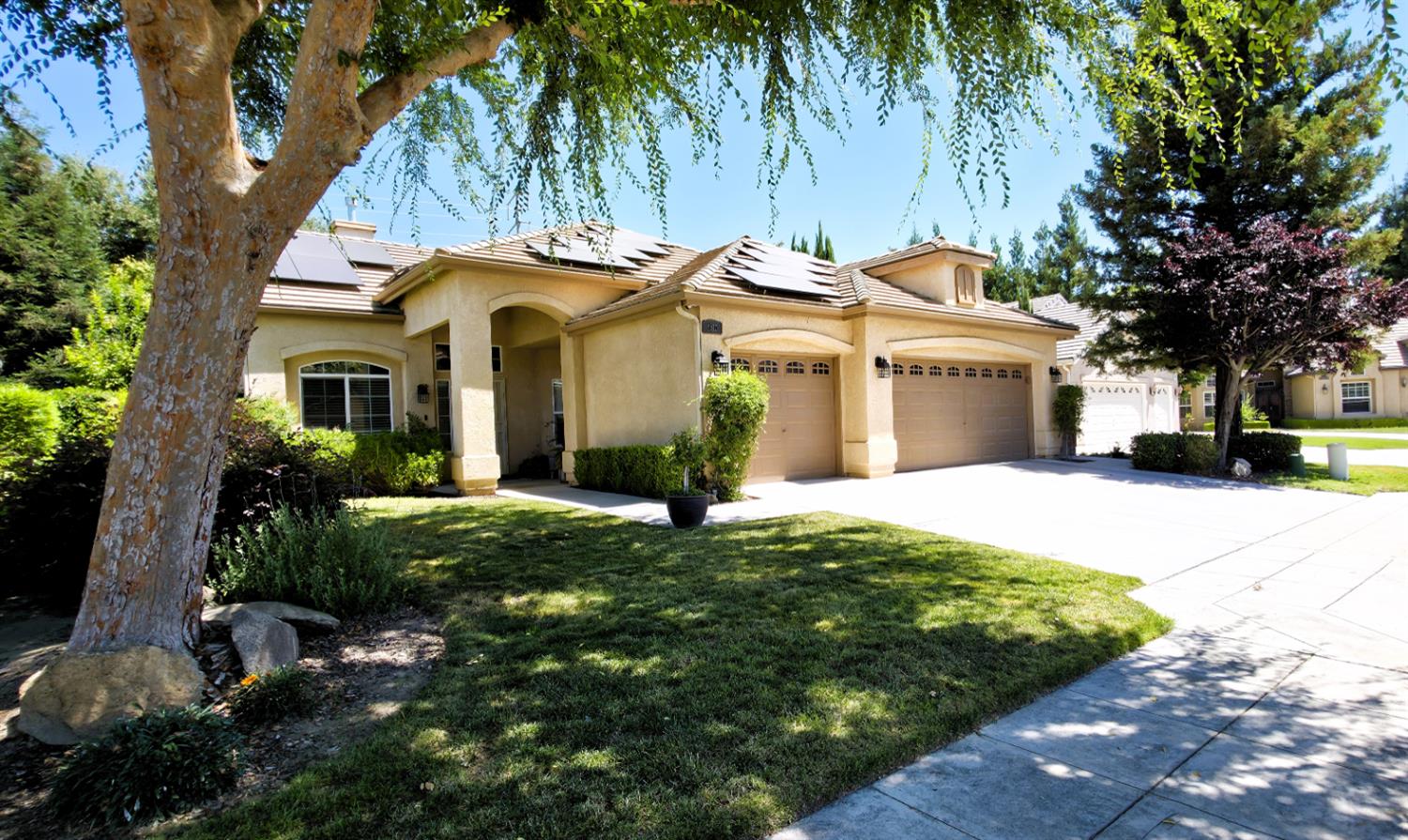 1190 E Carnoustie Ave, Fresno, CA 93730