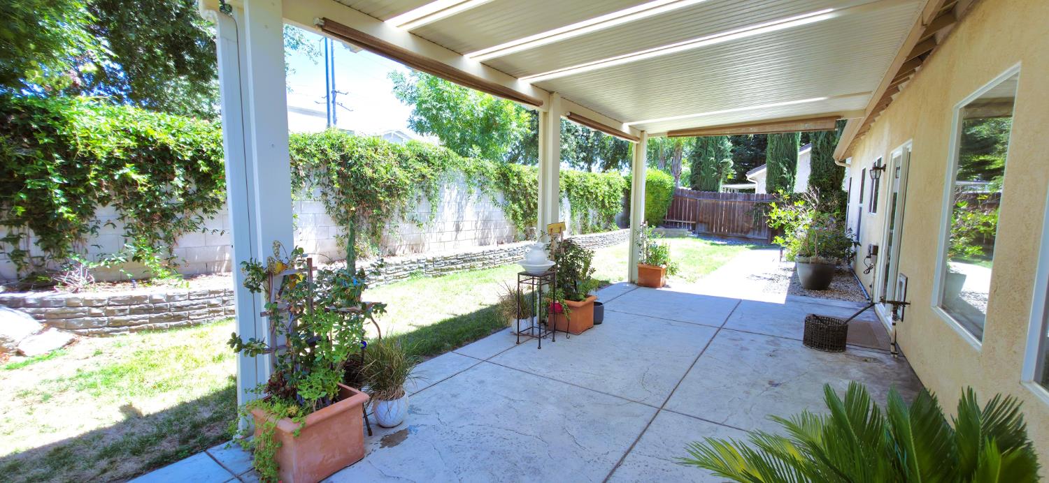 1190 E Carnoustie Ave, Fresno, CA 93730