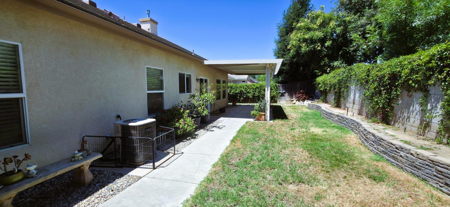 1190 E Carnoustie Ave, Fresno, CA 93730