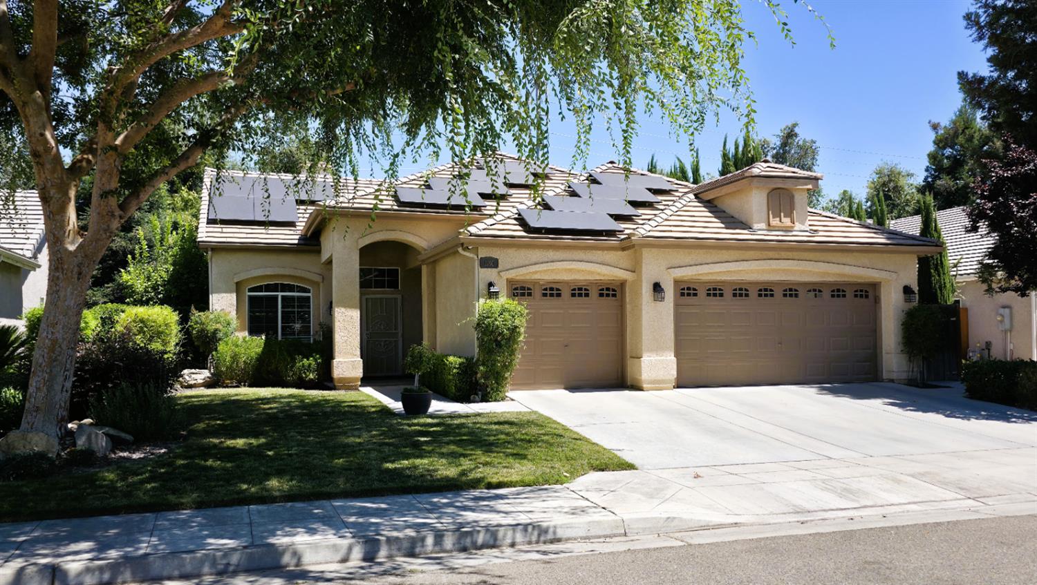 1190 E Carnoustie Ave, Fresno, CA 93730