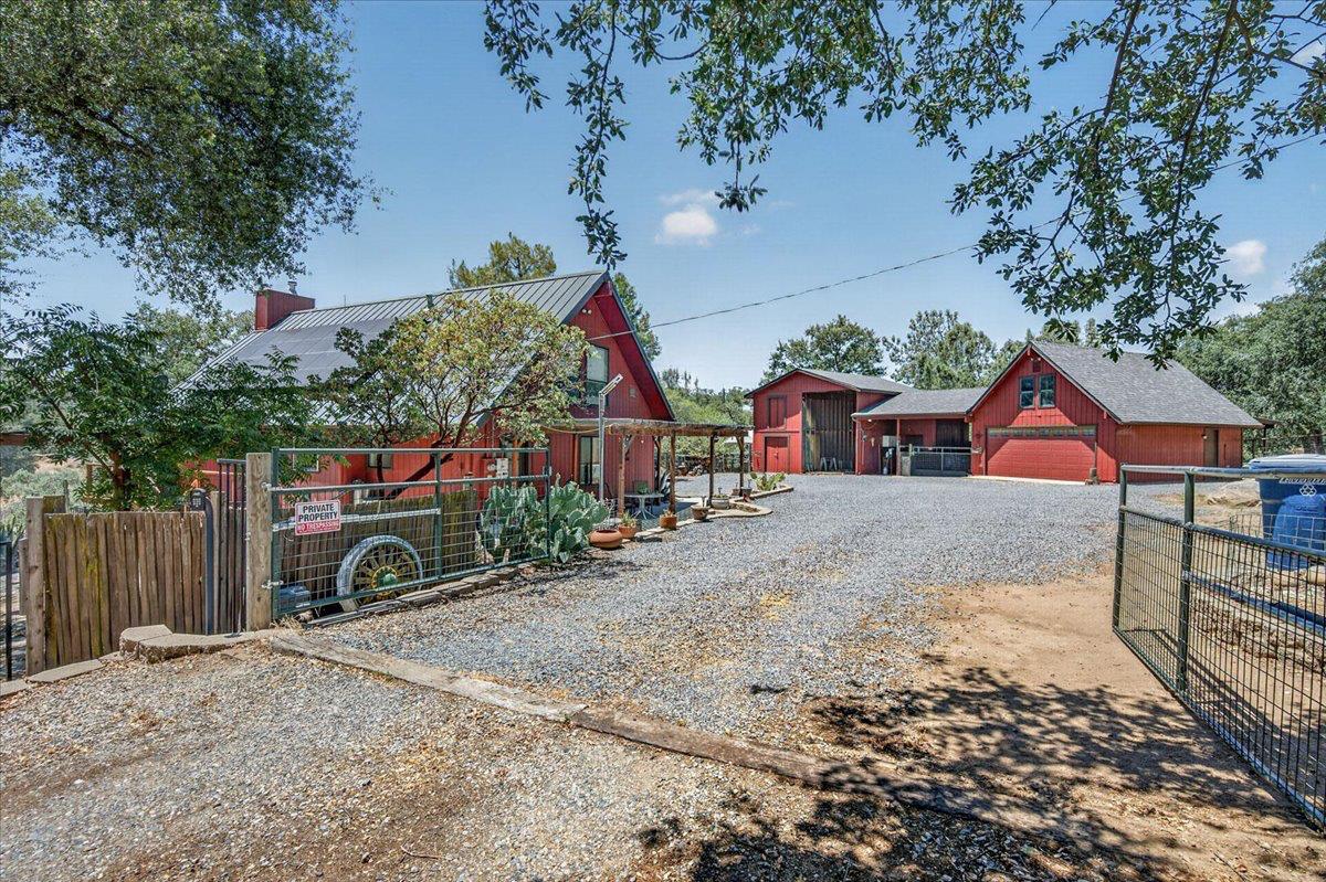 45894 Farmstead Rd, Coarsegold, CA 93614
