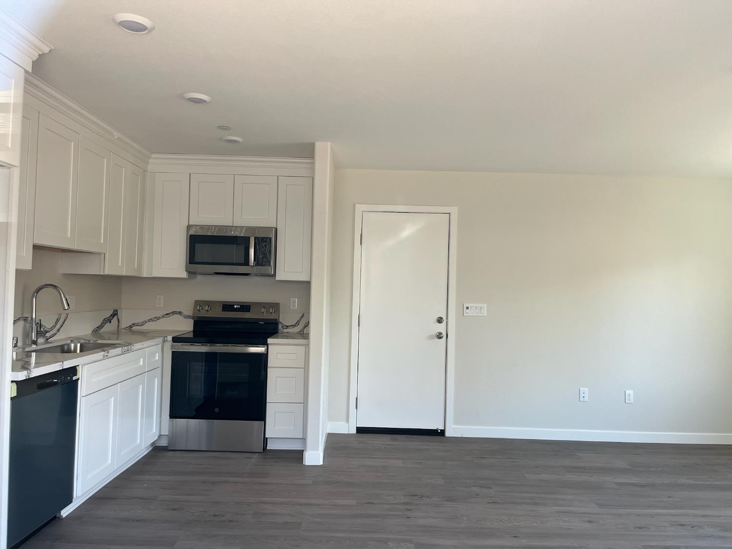 929 925 W 6th St #2, Merced, CA 95341