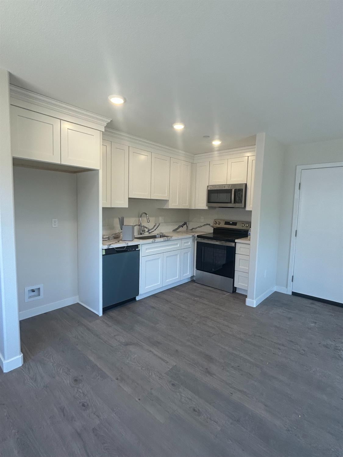 929 925 W 6th St #2, Merced, CA 95341