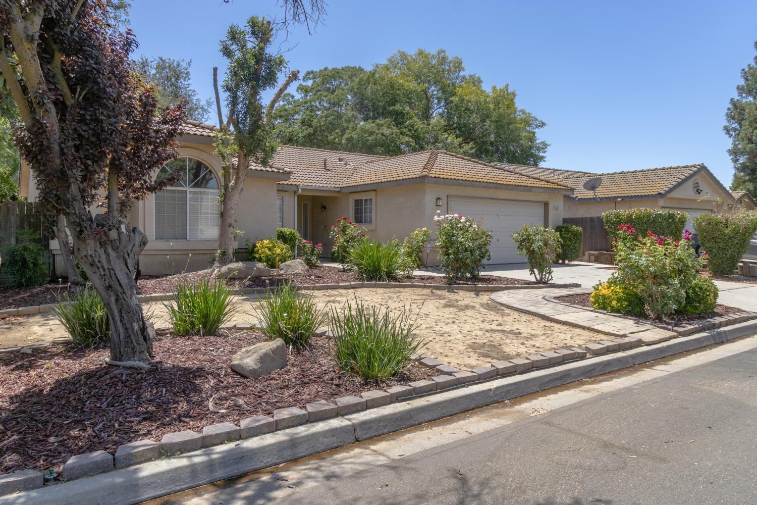 5438 N State St, Fresno, CA 93722