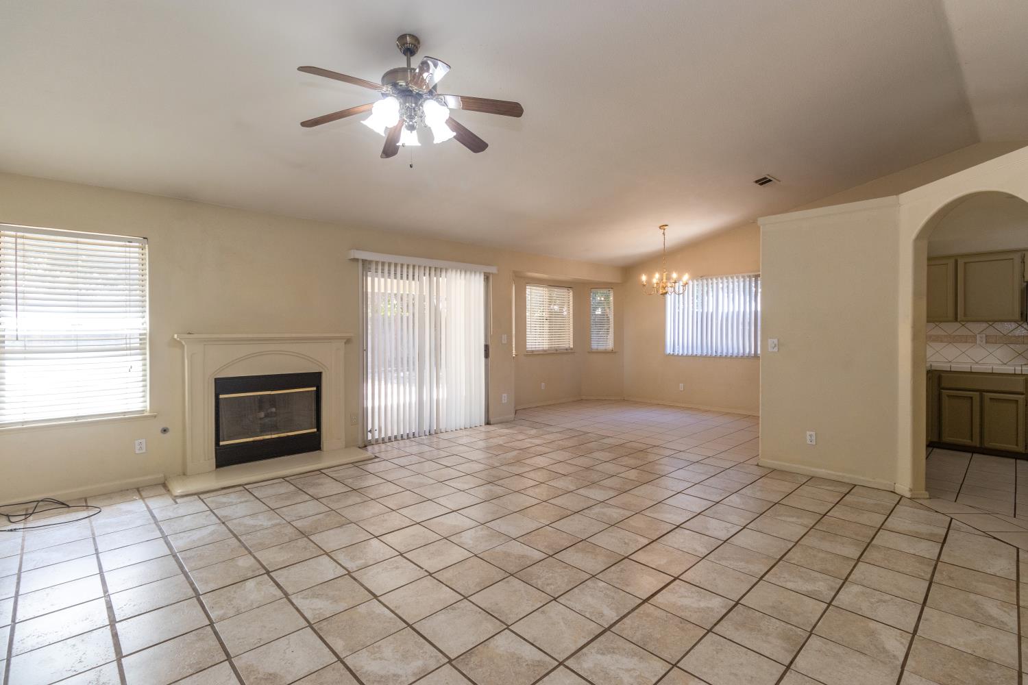 5438 N State St, Fresno, CA 93722