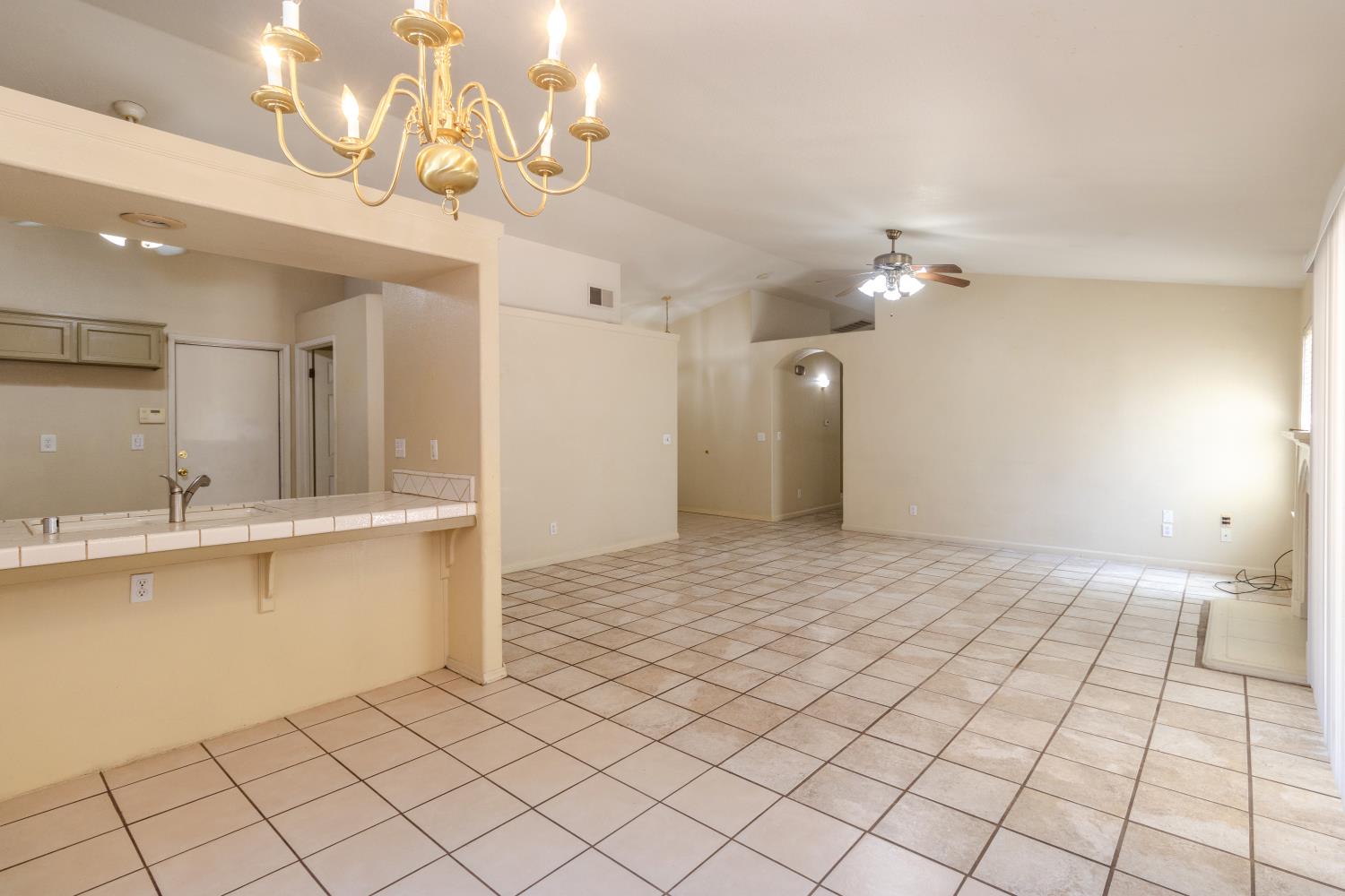 5438 N State St, Fresno, CA 93722