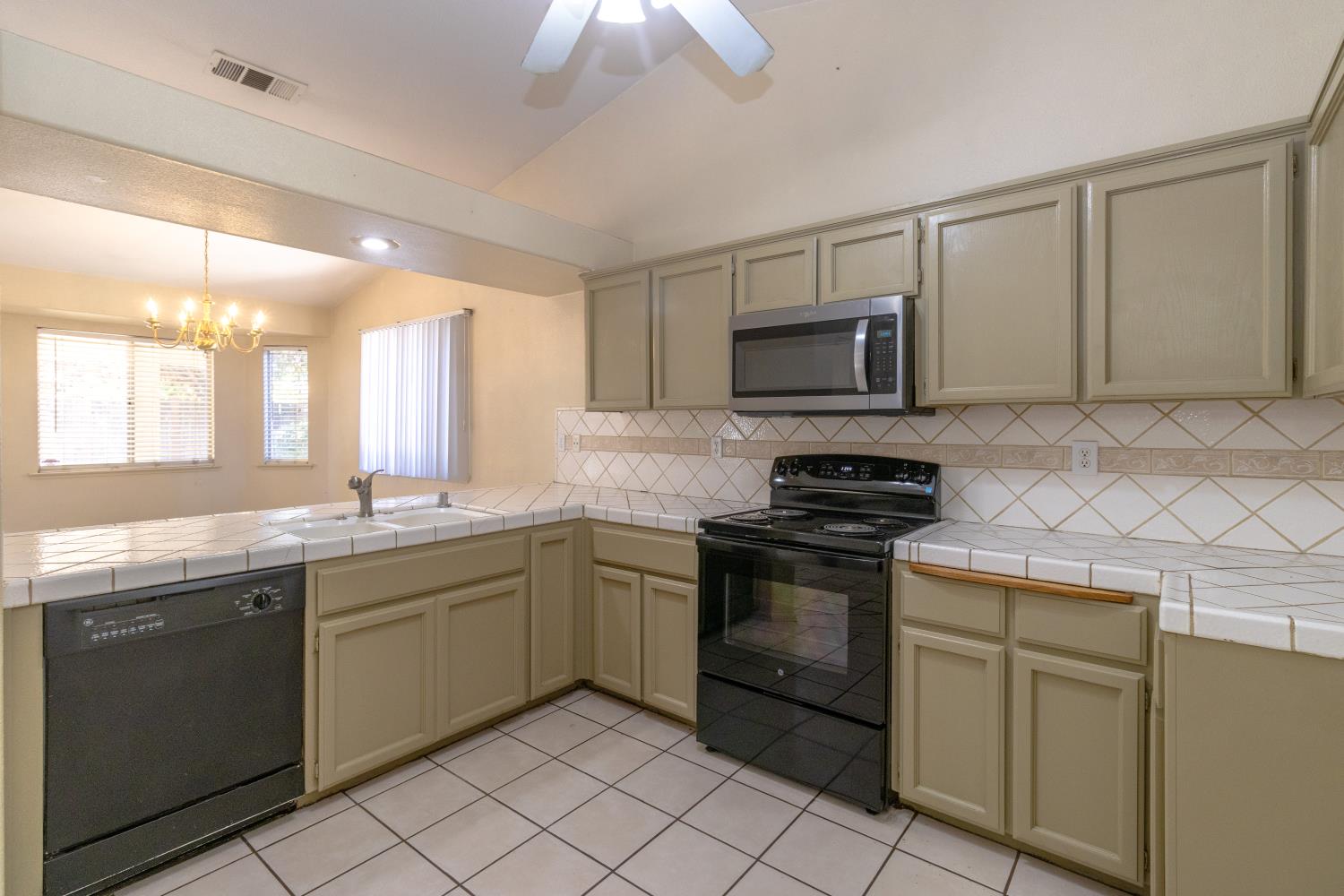 5438 N State St, Fresno, CA 93722