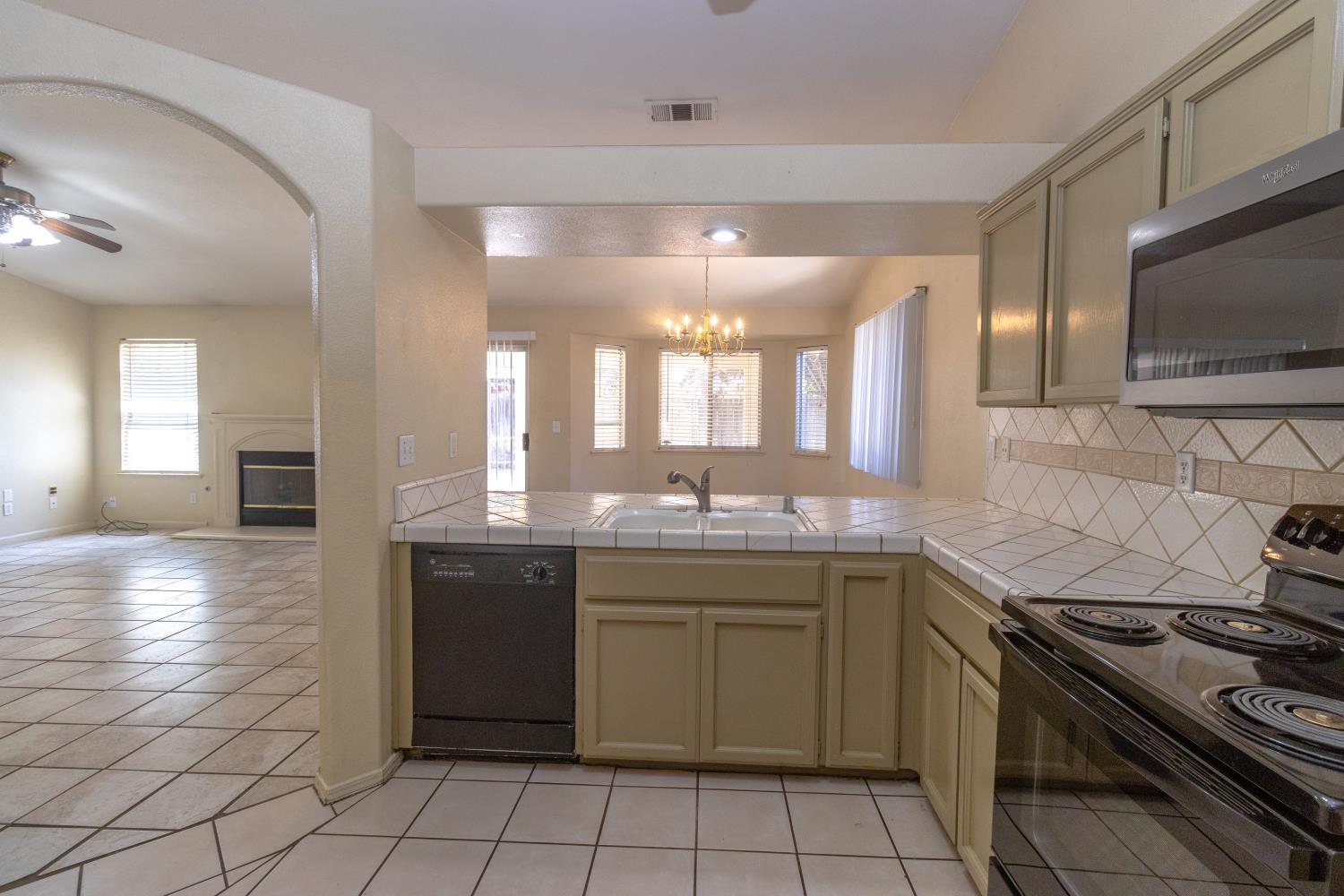 5438 N State St, Fresno, CA 93722