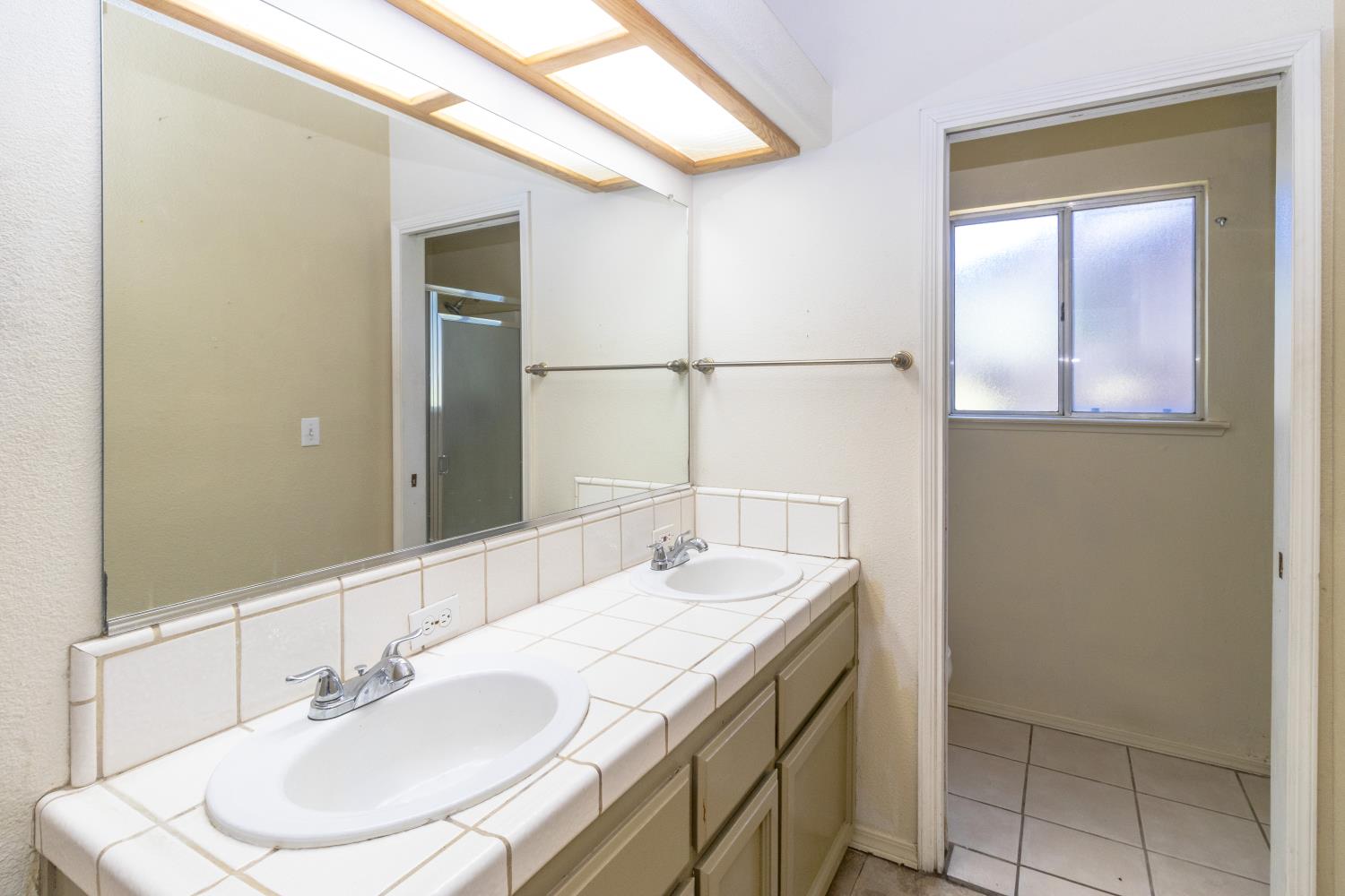 5438 N State St, Fresno, CA 93722