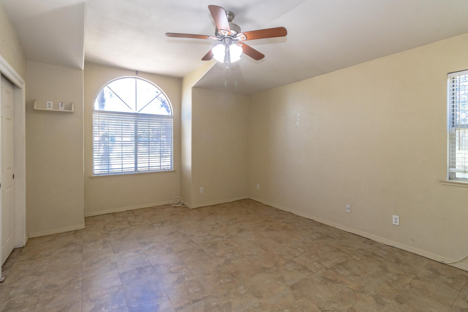 5438 N State St, Fresno, CA 93722