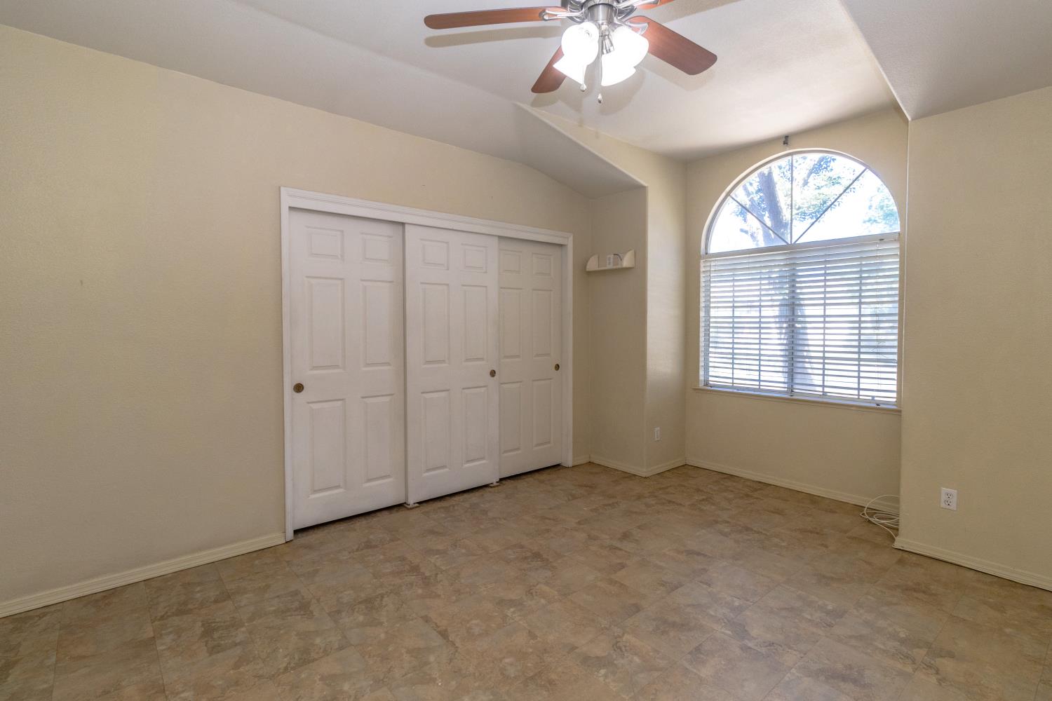 5438 N State St, Fresno, CA 93722