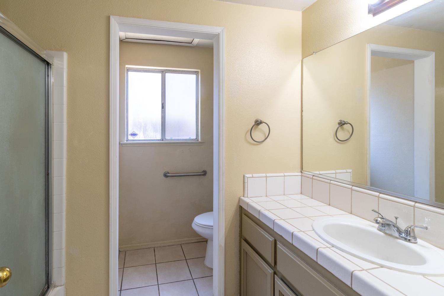 5438 N State St, Fresno, CA 93722