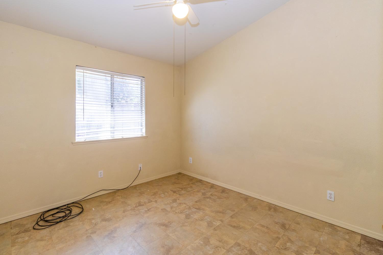 5438 N State St, Fresno, CA 93722
